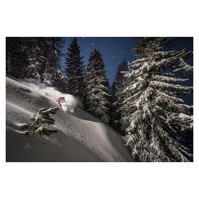 Papermoon Premium collection Fototapete Skipiste - B x H: 450 x 280 cm, Vlies - Skifahrer im Tiefschnee bei Nacht mit Bäumen und Sternen.