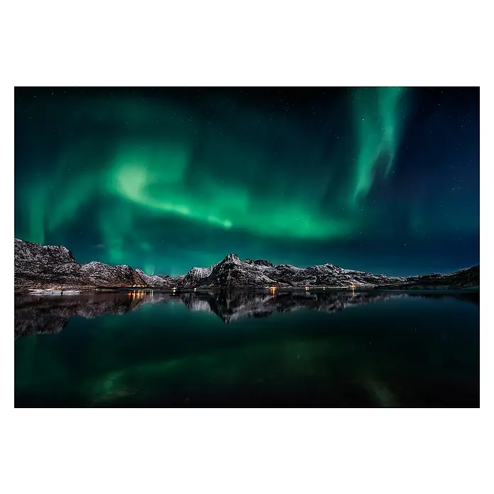 Papermoon Premium collection Fototapete Lofoten Nordlichter - B x H: 300 x 223 cm, Vlies - Spektakuläre Aurora Borealis über schneebedeckten Bergen, die sich im ruhigen Wasser spiegeln. Ein atemberaubendes Naturschauspiel.