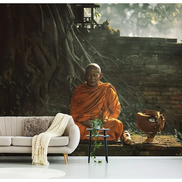 Papermoon Premium collection Fototapete Mönch morgendliche Meditation - B x H: 350 x 260 cm, Vlies - Meditierender Mönch Wandbild: Friedliche Atmosphäre für Ihr Zuhause. Ein spirituelles Kunstwerk, das Ruhe und Gelassenheit ausstrahlt und jeden Raum bereichert.