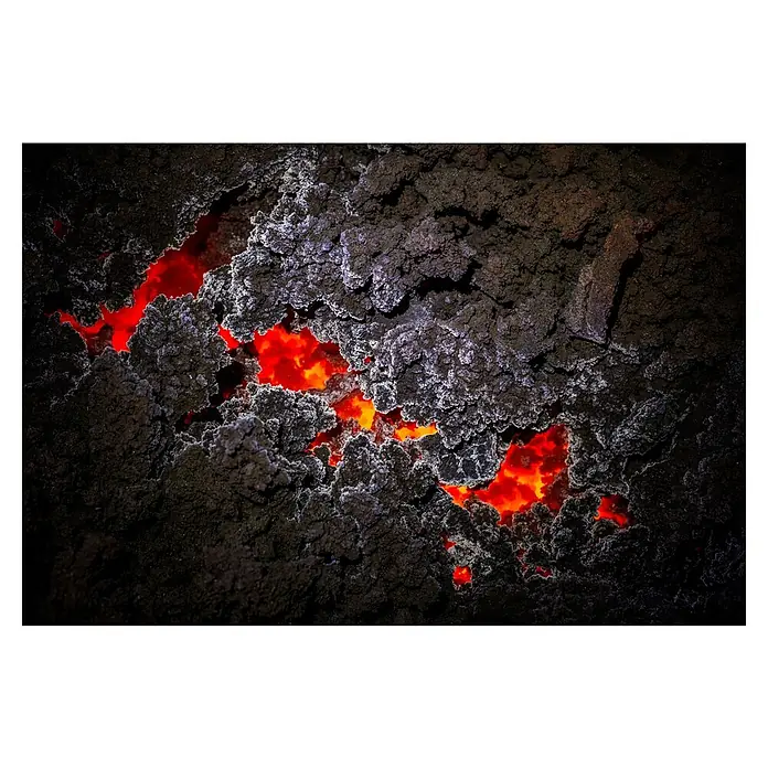 Papermoon Premium collection Fototapete Lava - B x H: 400 x 260 cm, Vlies - Nahaufnahme von Lava, die durch dunkles Vulkangestein fließt, mit hellen Rottönen, die einen starken Kontrast erzeugen.