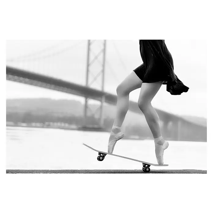 Papermoon Premium collection Fototapete Skatermädchen - B x H: 450 x 280 cm, Vlies - Ballerina-Beine mit Spitzenschuhen auf Skateboard vor Brücke, ein kreativer Tanz zwischen Anmut und urbanem Flair.