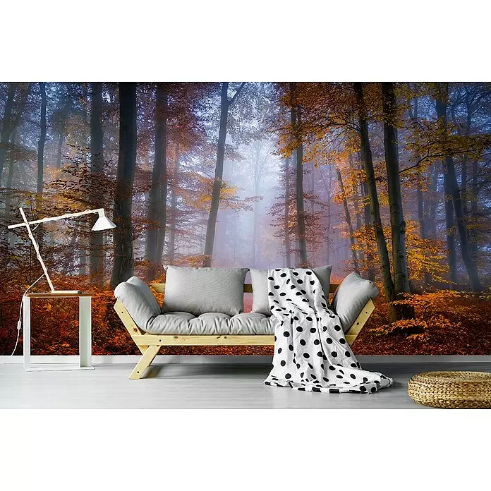 Papermoon Premium collection Fototapete Oktober Trail - B x H: 200 x 149 cm, Vlies - Ein helles Holzfuton mit grauen Kissen und gepunkteter Decke, eine weiße Tischlampe auf einem Beistelltisch und ein gewebter Pouf im Raum.