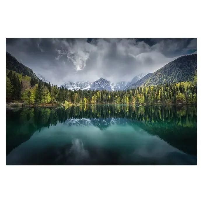 Papermoon Premium collection Fototapete Bergsee bewölkter Tag - B x H: 300 x 223 cm, Vlies - Idyllische Landschaft mit einem ruhigen See, umgeben von dichten Wäldern und schneebedeckten Bergen unter einem dramatischen Himmel.