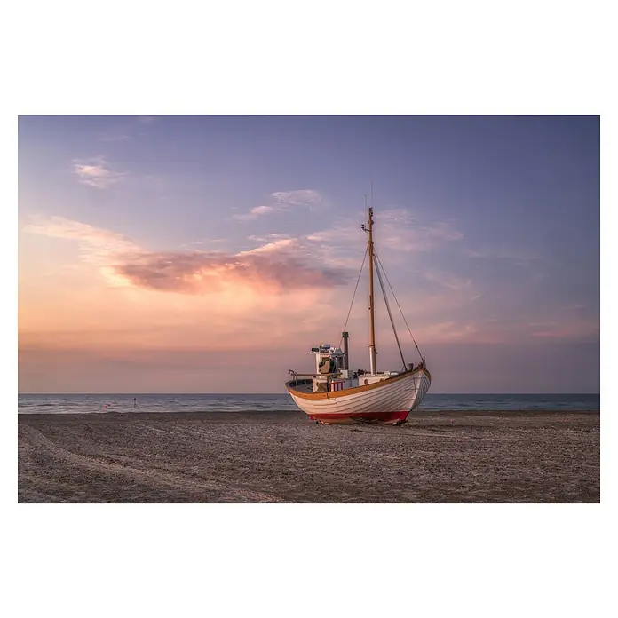 Papermoon Premium collection Fototapete Jammerbugten - B x H: 400 x 260 cm, Vlies - Ein malerisches Fischerboot liegt am Strand, eingefangen in einem idyllischen Sonnenuntergang mit sanften Farbtönen und friedlicher Atmosphäre.