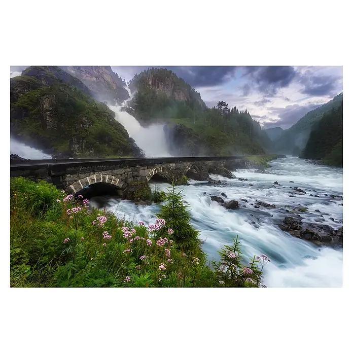 Papermoon Premium collection Fototapete Laytefosse - B x H: 250 x 186 cm, Vlies - Landschaftliche Schönheit mit einem Steg über einen reißenden Fluss und üppigem Grün.