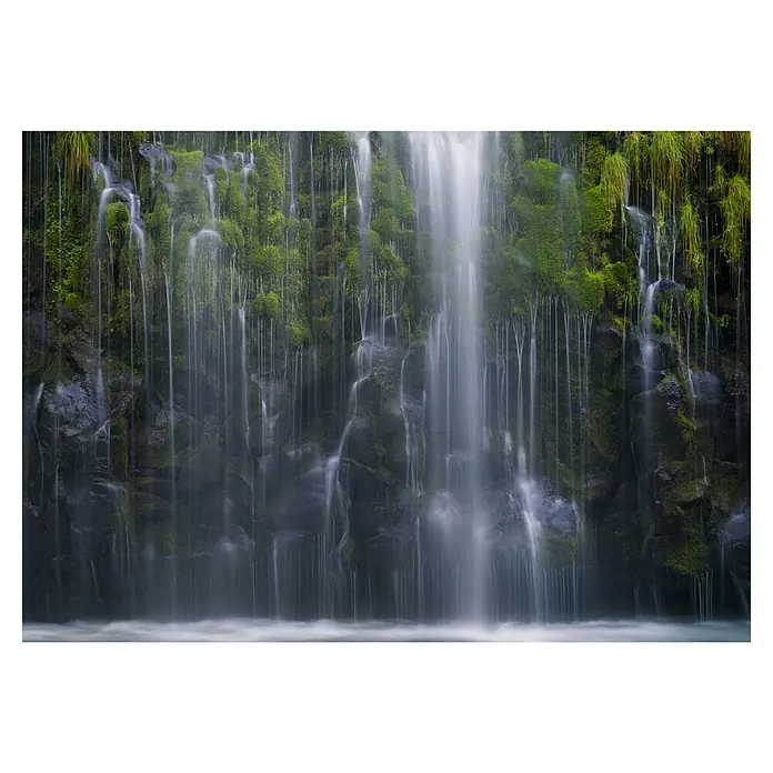 Papermoon Premium collection Fototapete Magischer Rückzug - B x H: 250 x 186 cm, Vlies - Das atemberaubende Bild zeigt einen üppigen Wasserfall, der über moosbedeckte Felsen stürzt und eine ruhige und friedliche Szene erzeugt.