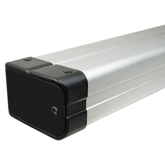 Menabo Transportbox Professional für lange Gegenstände - L x B x H: 320 x 15,5 x 21,5 cm, Aluminium - Silberner E-Bike-Akku mit schwarzer Endkappe und Schloss für sichere Aufbewahrung. Praktisch und sicher.