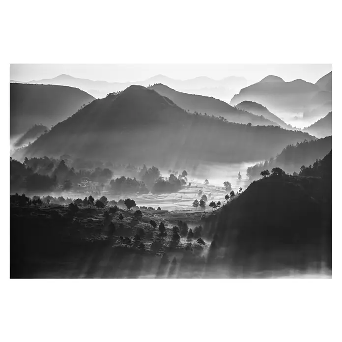 Papermoon Premium collection Fototapete Nebliges Meer von Wolken - B x H: 350 x 260 cm, Vlies - Berglandschaft in Schwarzweiß: Nebelverhangene Hügel, durchbrochen von Sonnenstrahlen, zeigen die Schönheit der Natur in ihrer reinsten Form.