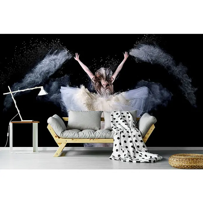 Papermoon Premium collection Fototapete Pulverrausch - B x H: 500 x 280 cm, Vlies - Ein stylisches Interieur mit einem hellen Holzsofa, bequemen Kissen und einer trendigen Lampe vor einer auffälligen Fototapete.
