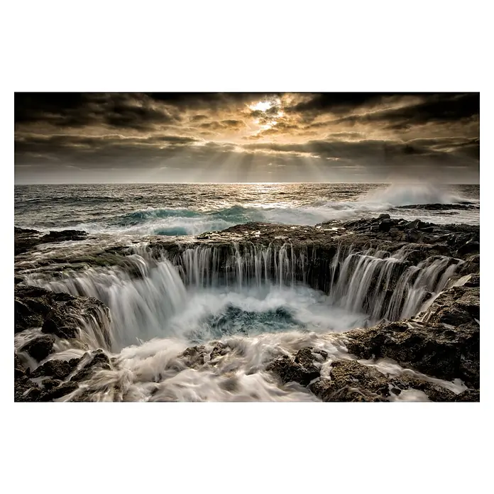 Papermoon Premium collection Fototapete Genesis - B x H: 450 x 280 cm, Vlies - Landschaftsansicht des sich ins Meer ergießenden Wasserfalls mit dramatischem Himmel und Sonnenlicht.