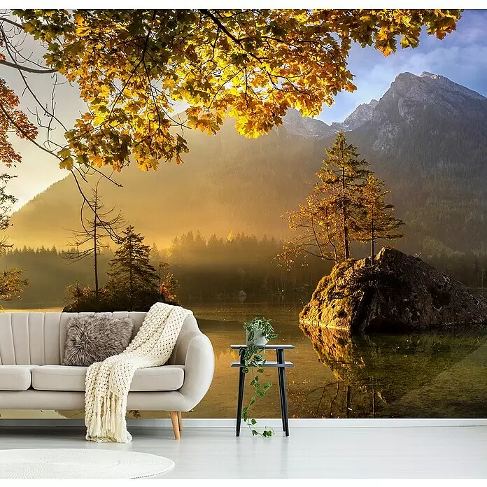 Papermoon Premium collection Fototapete Seehintersee - B x H: 300 x 223 cm, Vlies - Wohnzimmer mit beigem Sofa und Beistelltisch, Wandbild mit Herbst-Berg- und Seenlandschaft mit goldenen Bäumen.