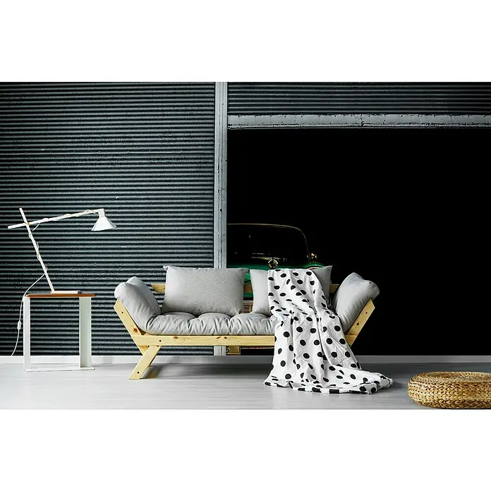 Papermoon Premium collection Fototapete Versteckte Schönheit - B x H: 350 x 260 cm, Vlies - Ein gemütliches Wohnzimmer mit einem stilvollen Sofa, einer Stehlampe und einem dekorativen Beistelltisch, das zum Entspannen einlädt.