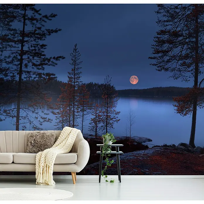 Papermoon Premium collection Fototapete Roter Mond - B x H: 500 x 280 cm, Vlies - Elegante Wohnzimmergestaltung mit stilvollem Sofa, Beistelltisch und einer beruhigenden Wald- und Mondtapete.