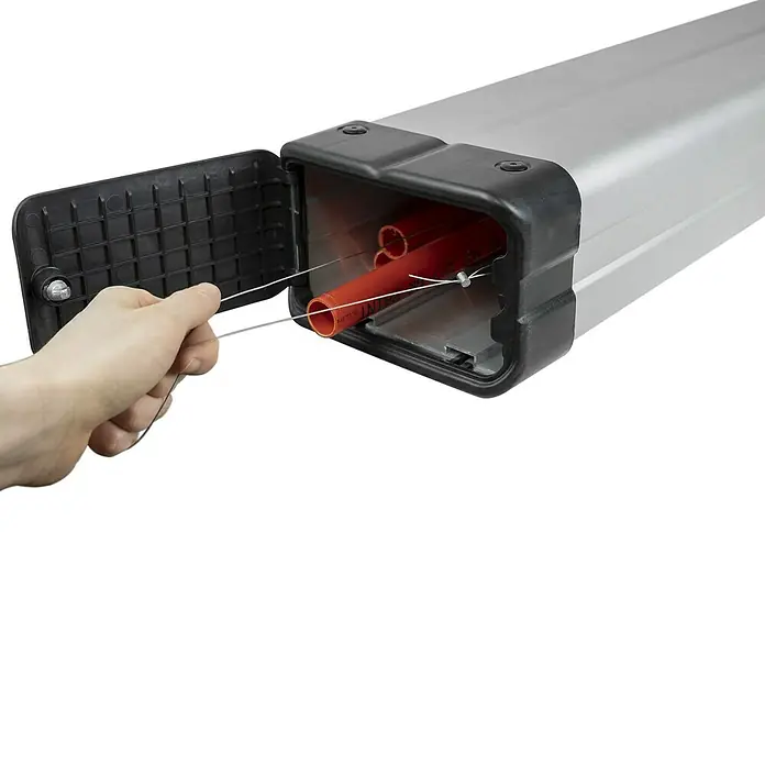 Menabo Transportbox Professional für lange Gegenstände - L x B x H: 320 x 15,5 x 21,5 cm, Aluminium - Dose für Kabel und Leitungen mit geöffnetem Deckel, in die Hand greift und an einem Draht zieht.