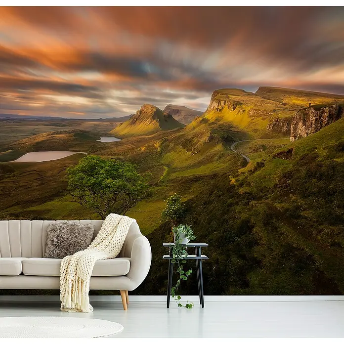 Papermoon Premium collection Fototapete Hügeliges Schottland - B x H: 400 x 260 cm, Vlies - Wohnzimmer mit einer Fototapete einer grünen Landschaft mit Bergen bei Sonnenuntergang.