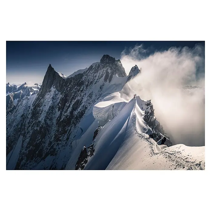Papermoon Premium collection Fototapete Auf der Linie gehen - B x H: 450 x 280 cm, Vlies - Bergsteiger auf einem schneebedeckten Bergpfad inmitten einer atemberaubenden Berglandschaft. Herausfordernde Gipfel zu erklimmen.