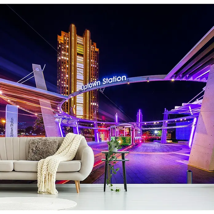 Papermoon Premium collection Fototapete Uptown Dallas - B x H: 450 x 280 cm, Vlies - Das farbenfrohe Wandbild "Uptown Station" mit leuchtenden Farben und einer modernen Stadtlandschaft verleiht jedem Raum eine stilvolle Note.