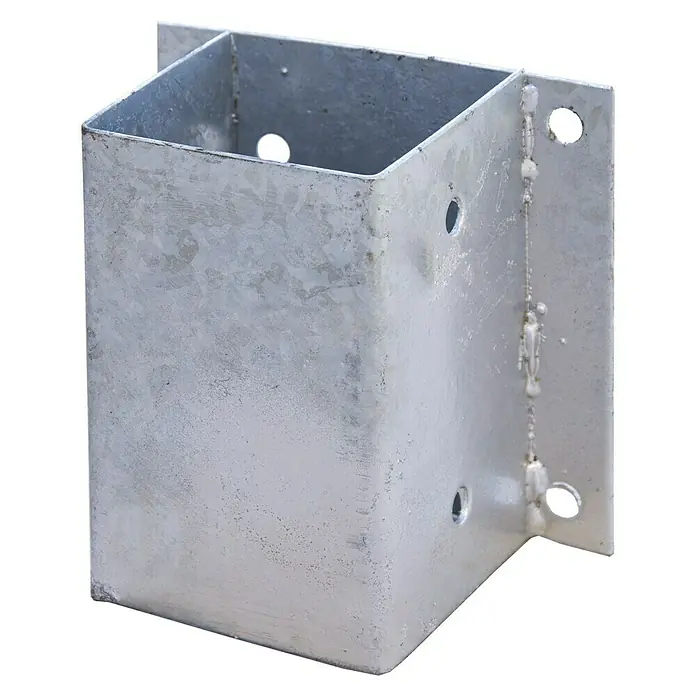 Faura Soporte mural - L x An: 9 x 9 cm, Acero - Imagen de un soporte de poste galvanizado con base cuadrada y orificios de montaje para una instalación segura.