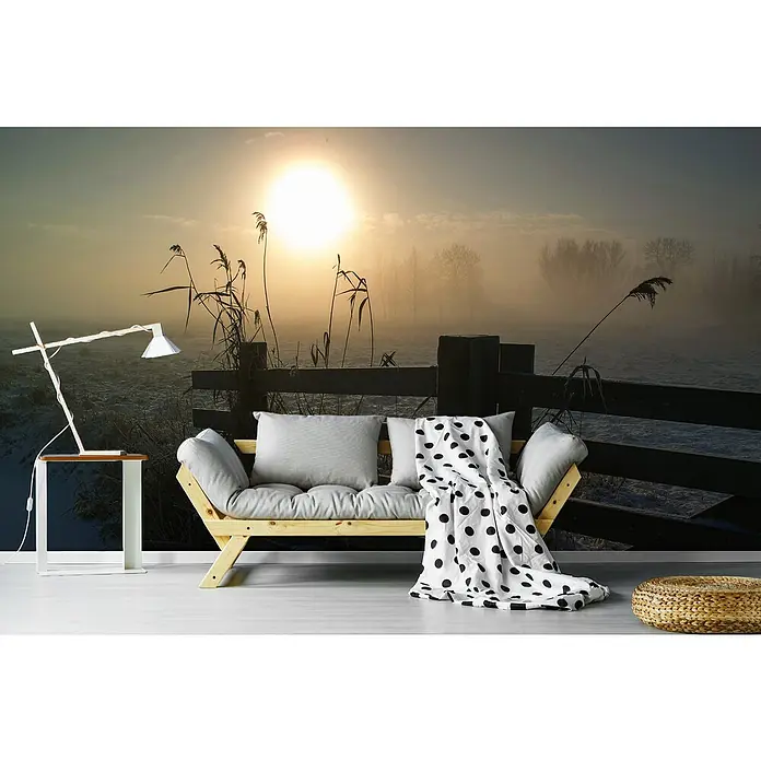 Papermoon Premium collection Fototapete Feld Wiese Gatter - B x H: 200 x 149 cm, Vlies - Ein stilvolles Interieur mit einem skandinavisch inspirierten Sofa, einer Stehlampe und einem Wandbild einer verschneiten Landschaft im Hintergrund.