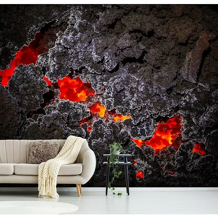 Papermoon Premium collection Fototapete Lava - B x H: 400 x 260 cm, Vlies - Dramatische Tapete mit dunklem, zerklüftetem Gestein und glühender, geschmolzener Lava, die durchscheint, an einer Wand hinter einem beigen Sofa und Beistelltisch.
