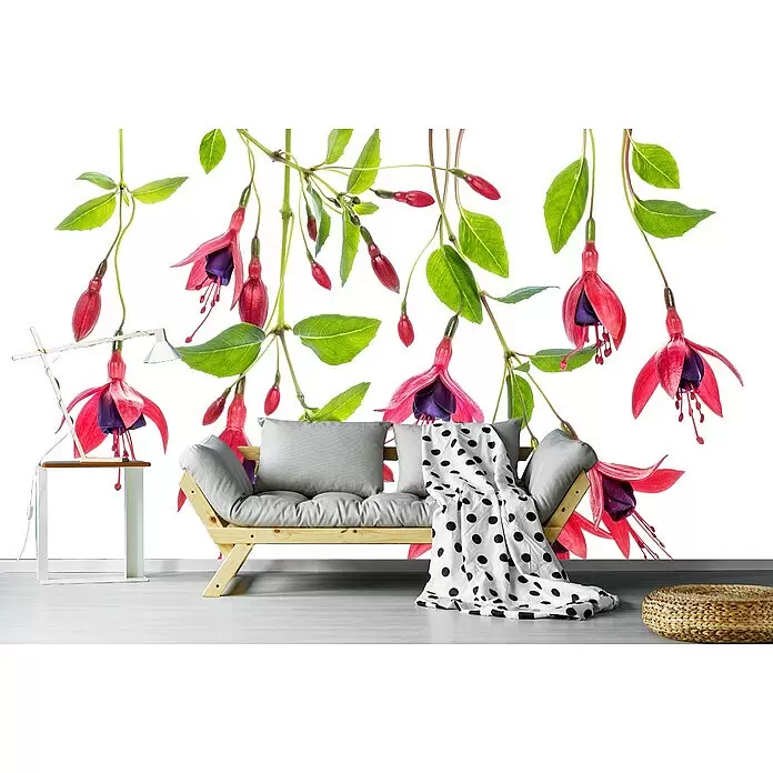 Papermoon Premium collection Fototapete Fuchsie - B x H: 200 x 149 cm, Vlies - Ein helles Holzsofa mit grauen Kissen, Beistelltisch und geflochtenem Pouf in einem Raum mit einem lebhaften Fuchsien-Blumenwandbild.