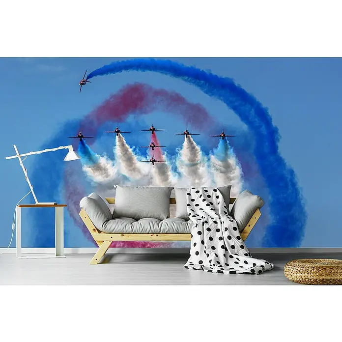 Papermoon Premium collection Fototapete Perfekte Show - B x H: 250 x 186 cm, Vlies - Eine stilvolle Couch mit Kissen und einer gepunkteten Decke vor einer auffälligen Tapete mit Flugzeugmotiven.