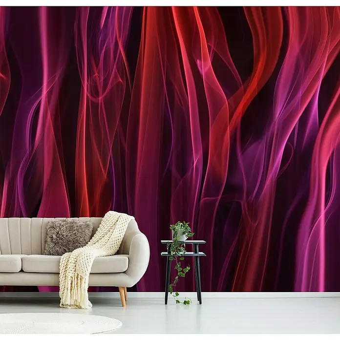 Papermoon Premium collection Fototapete Volatile Vorhänge - B x H: 500 x 280 cm, Vlies - Wohnzimmer mit beigem Sofa, Wurfkissen und dekorativer Decke vor einer Wand mit abstraktem, farbigem Rauchmuster.