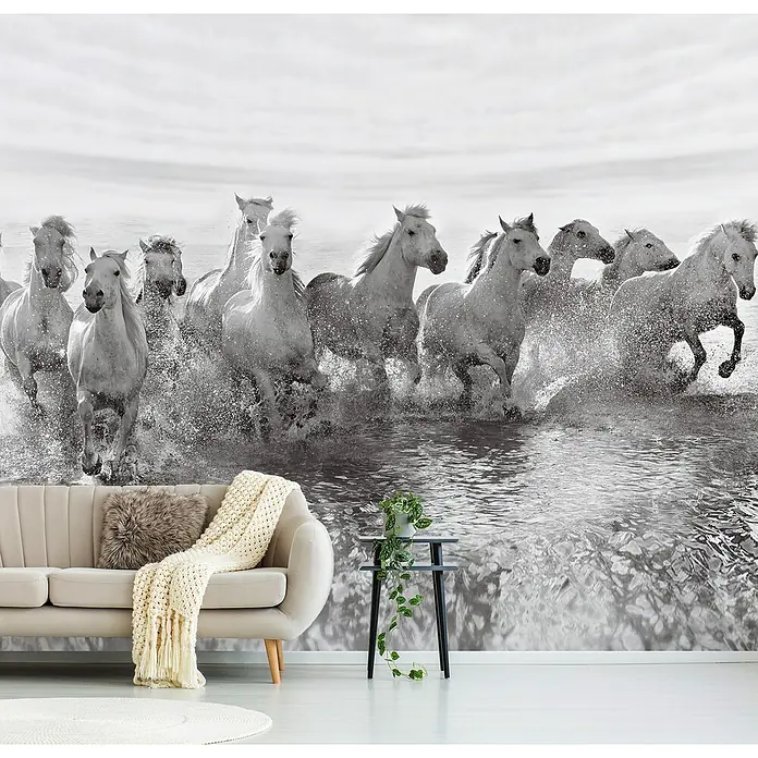 Papermoon Premium collection Fototapete Täuschung Macht - B x H: 250 x 186 cm, Vlies - Wandtapete mit einer Herde weißer Pferde, die durchs Wasser galoppieren, verleiht dem Raum eine dynamische und natürliche Atmosphäre.