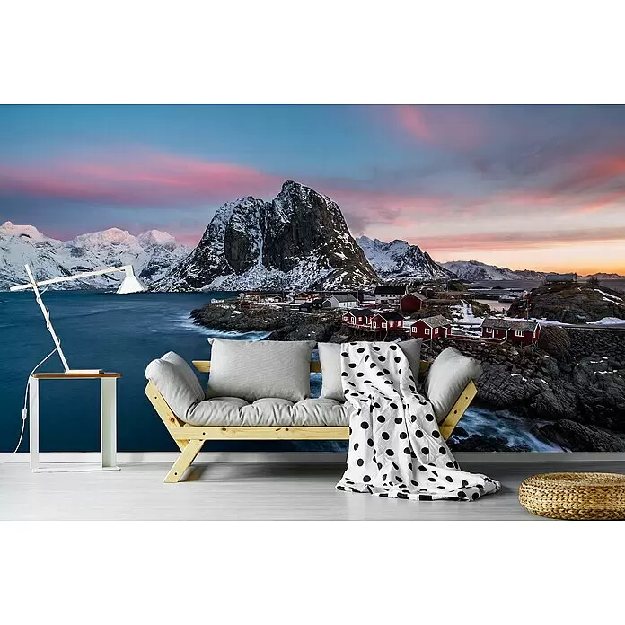 Papermoon Premium collection Fototapete Bunter regnerischer Morgen - B x H: 500 x 280 cm, Vlies - Ein helles Holzsofa mit grauen Kissen und einer weiß-gepunkteten Decke in einem modernen Raum mit Naturwand.