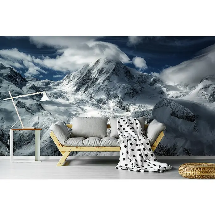 Papermoon Premium collection Fototapete Gletscher - B x H: 200 x 149 cm, Vlies - Wohnzimmer mit einer Couch und einer Lampe vor einer Tapete mit Bergmotiv.