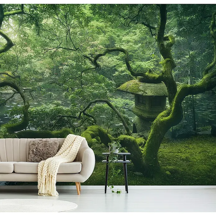 Papermoon Premium collection Fototapete Japanischer Baum - B x H: 250 x 186 cm, Vlies - Wohnzimmer mit einer Tapete mit asiatischem Gartenmotiv, ein Sofa und Beistelltisch im Raum, naturverbundenes Design.