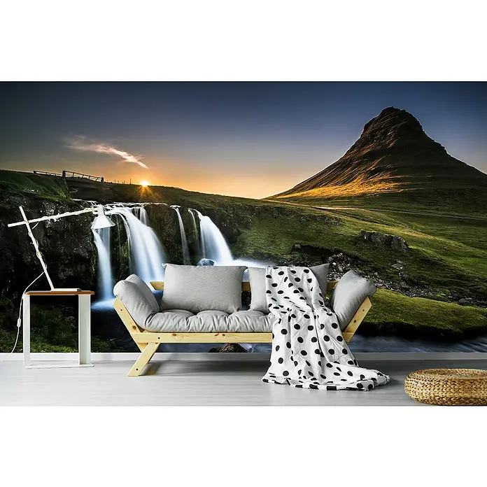 Papermoon Premium collection Fototapete Märchenland - B x H: 300 x 223 cm, Vlies - Wohnzimmer mit Berg- und Wasserfalltapete, Sofa mit Kissen und Decke, Tischlampe und Hocker.
