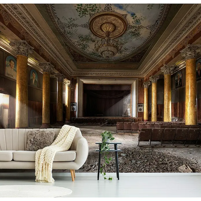 Papermoon Premium collection Fototapete Früherer Glanz - B x H: 300 x 223 cm, Vlies - Das Bild zeigt ein bequemes Sofa vor einem Hintergrund eines verlassenen Theaters. Der Kontrast schafft eine einzigartige Atmosphäre.