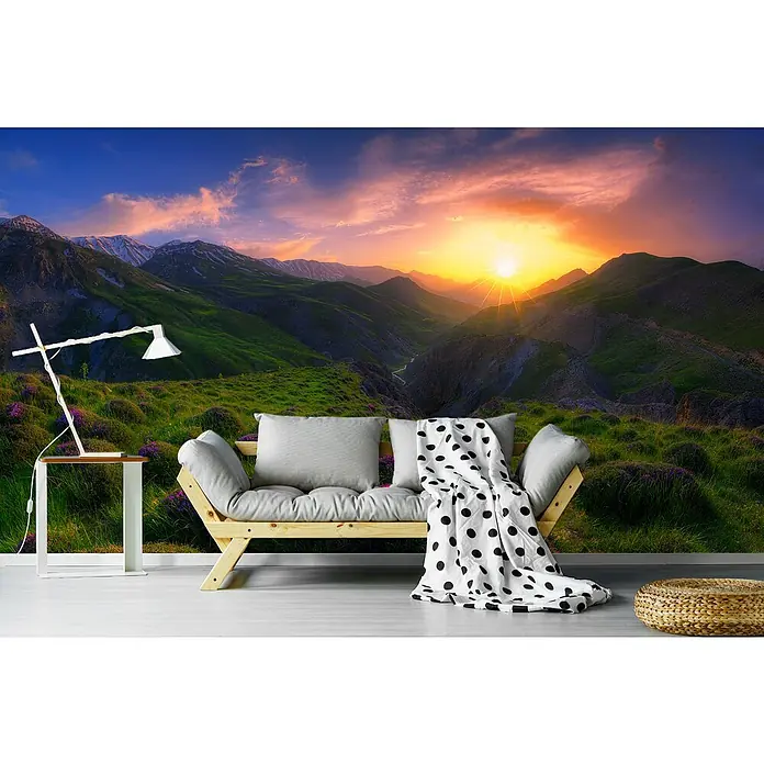 Papermoon Premium collection Fototapete Frühling in Show - B x H: 500 x 280 cm, Vlies - Helle Wohnungseinrichtung mit einem Sofa vor einer atemberaubenden Bergkulisse, die einladende und ruhige Atmosphäre ausstrahlt.