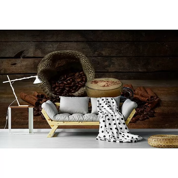 Papermoon Premium collection Fototapete Kaffeezeit - B x H: 250 x 186 cm, Vlies - Holzbettsofa mit hellgrauen Kissen und einer gepunkteten Decke, in einem Raum mit einem Kaffee-Wandbild.