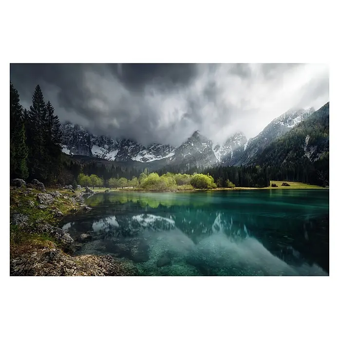 Papermoon Premium collection Fototapete Azul Turquesa - B x H: 250 x 186 cm, Vlies - Malerische Aussicht auf einen ruhigen See, umgeben von Bergen und üppigem Grün, unter einem bewölkten Himmel, der Ruhe und natürliche Schönheit vermittelt.
