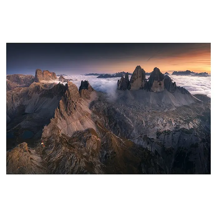 Papermoon Premium collection Fototapete Tre Cime Dilavaredo - B x H: 300 x 223 cm, Vlies - Majestätische Dolomitenlandschaft mit Wolkenmeer und markanten Berggipfeln, die im sanften Licht der Morgendämmerung erstrahlen.