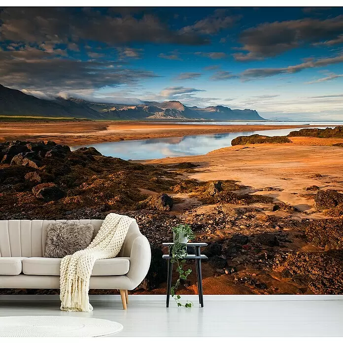 Papermoon Premium collection Fototapete Karge Seenlandschaft - B x H: 250 x 186 cm, Vlies - Landschaftliche Wandtapete mit Gebirgsküstenmotiv hinter beigefarbenem Sofa.