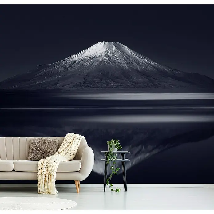 Papermoon Premium collection Fototapete Reflexion Mt. Fuji - B x H: 300 x 223 cm, Vlies - Wohnzimmer mit Sofa und Blick auf einen Berg, der sich im See spiegelt. Das Wandbild verleiht dem Raum eine besondere Atmosphäre.