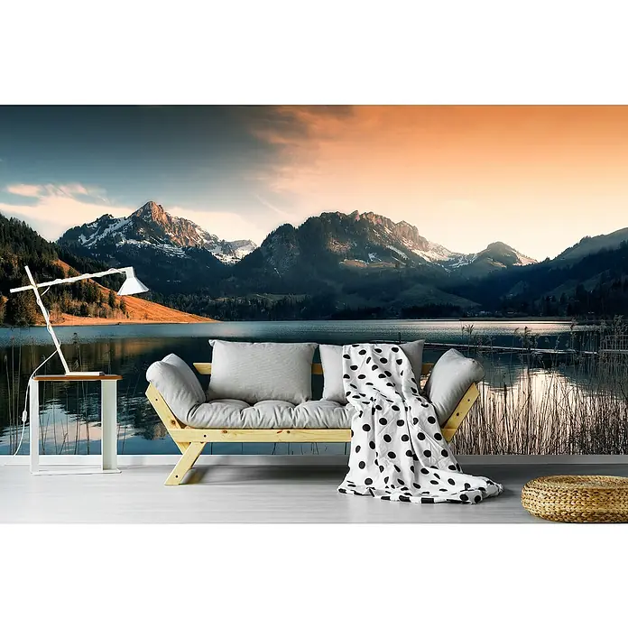Papermoon Premium collection Fototapete Magische Stimmung Schwarzsee - B x H: 250 x 186 cm, Vlies - Das Foto zeigt eine moderne Couch vor einer Tapete mit einem Bergseepanorama, ergänzt durch eine Lampe und einen Hocker.