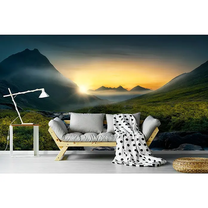 Papermoon Premium collection Fototapete Träumend - B x H: 250 x 186 cm, Vlies - Ein gemütliches Wohnzimmer mit einer Landschaftstapete, die eine malerische Bergkulisse bei Sonnenuntergang zeigt. Die Holzbank lädt zum Verweilen ein.