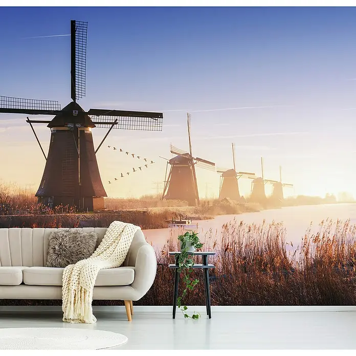 Papermoon Premium collection Fototapete Windmühle - B x H: 350 x 260 cm, Vlies - Wohnzimmer mit einer Fototapete, die eine Windmühle in der Landschaft zeigt. Das Motiv bringt eine ruhige, natürliche Atmosphäre in den Raum.
