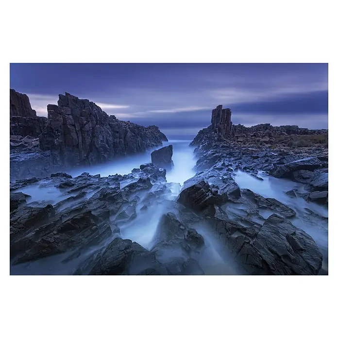 Papermoon Premium collection Fototapete Bombo - B x H: 250 x 186 cm, Vlies - Düstere Küstenlandschaft bei Dämmerung, lange Belichtung für fließendes Wasser und dramatische Atmosphäre.