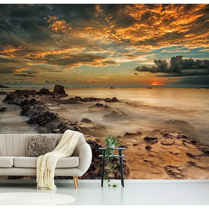 Papermoon Premium collection Fototapete Wütender Strand - B x H: 450 x 280 cm, Vlies - Wandbild mit felsiger Küstenlandschaft bei Sonnenuntergang, schafft eine entspannende Atmosphäre und verleiht dem Raum Tiefe und Weite.