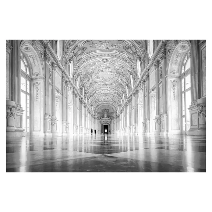 Papermoon Premium collection Fototapete Im Licht verloren - B x H: 500 x 280 cm, Vlies - Innenaufnahme eines langen, prächtigen Saals mit beeindruckender Architektur, der durch seine Spiegelung auf dem glänzenden Boden betont wird.
