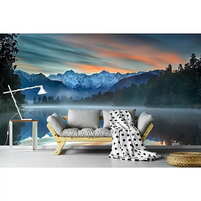 Papermoon Premium collection Fototapete Pastelltöne - B x H: 350 x 260 cm, Vlies - Hölzernes Futonsofa mit grauen Kissen und gepunkteter Decke, weißer Beistelltisch mit Lampe, geflochtener Pouf in Raum mit Naturwandbild.