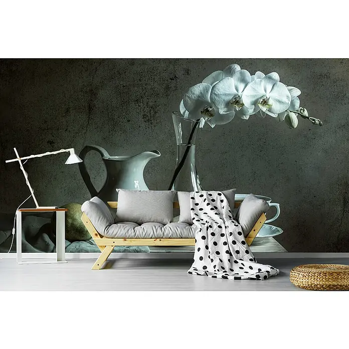 Papermoon Premium collection Fototapete Alte Mauer - B x H: 250 x 186 cm, Vlies - Wohnzimmer-Arrangement mit weißer Orchidee in Glasvase, bequemen Polstermöbeln und stilvoller Lampe auf kleinem Tisch.