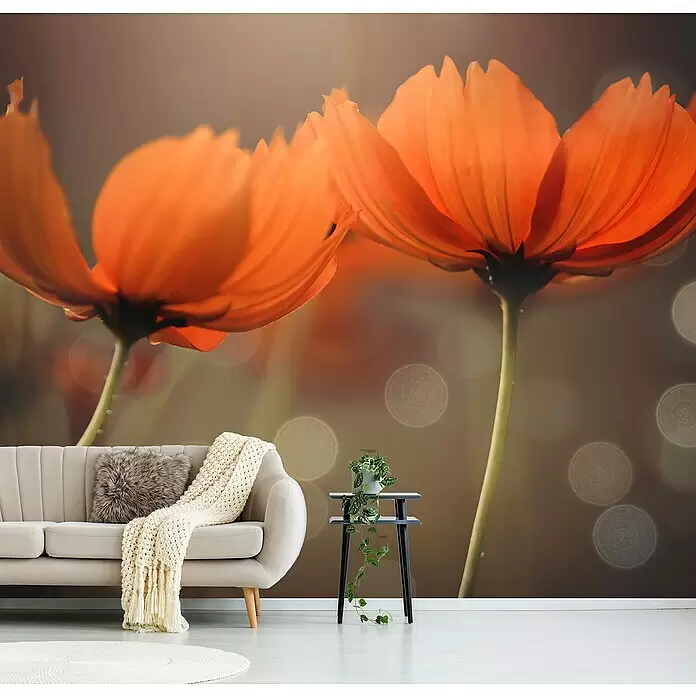 Papermoon Premium collection Fototapete Freunde - B x H: 500 x 280 cm, Vlies - Oranges Blumen-Wandbild verschönert ein modernes Wohnzimmer hinter einem hellen Sofa und Beistelltisch.