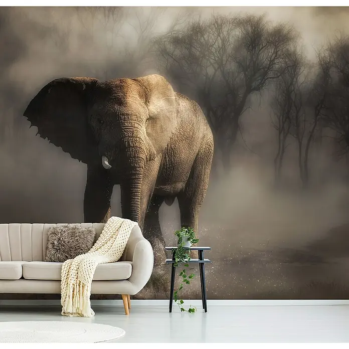 Papermoon Premium collection Fototapete Elefant Trinkwasser - B x H: 250 x 186 cm, Vlies - Wohnraum mit einem Sofa, Beistelltisch und einer Tapete mit einem Elefanten im Hintergrund.