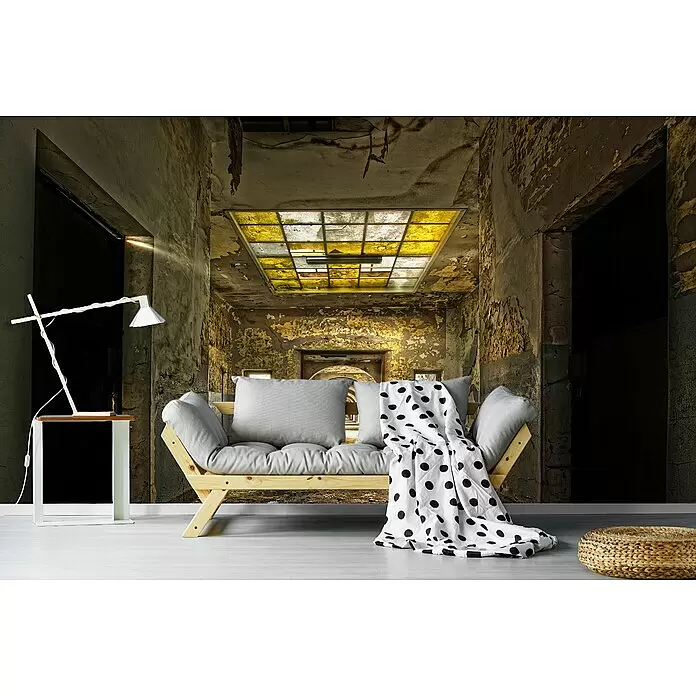 Papermoon Premium collection Fototapete Labyrinth-Schule - B x H: 500 x 280 cm, Vlies - Holzsofa mit grauen Kissen, gepunkteter Decke, weißer Lampe auf Beistelltisch und geflochtenem Pouf in Industrieraum.